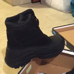 Men’s size 13 boom black Totes snow boot